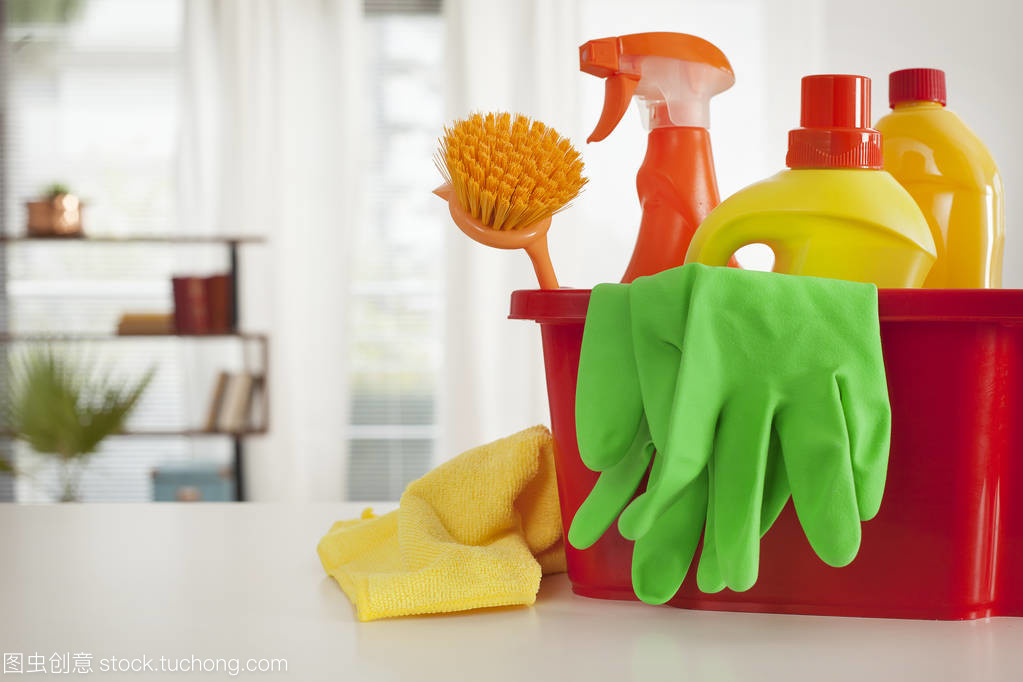 家庭清洁用品与计算机设备的塑料桶应用及管理