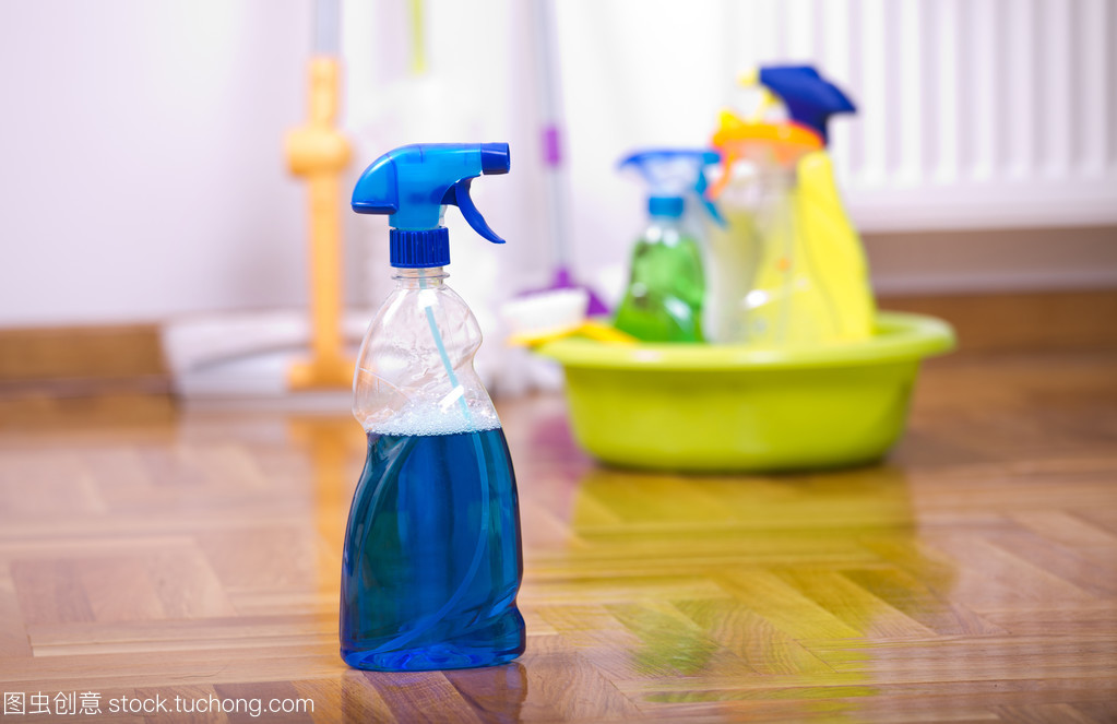 喷雾瓶清洗指南 清洁用品意外洒落地板的应急处理与预防