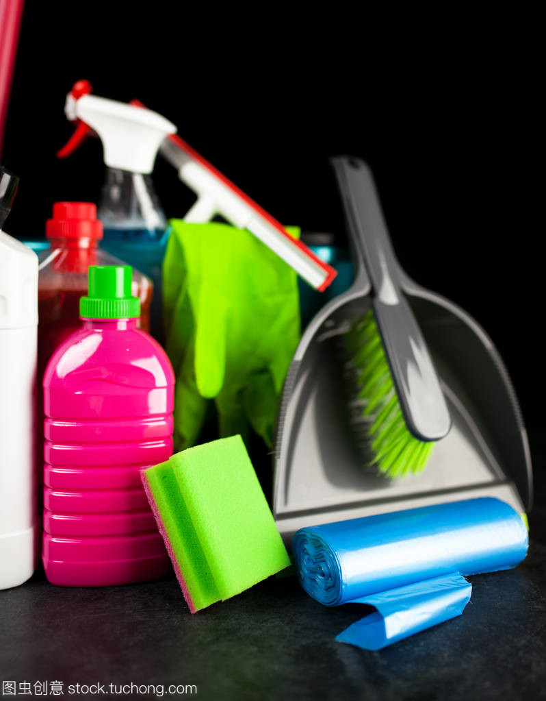 暗夜守护者 黑色背景下的清洁用品美学与功能性探析