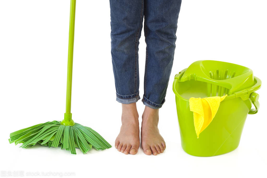 洁净人生 白色背景上手持清洁用品的女性形象